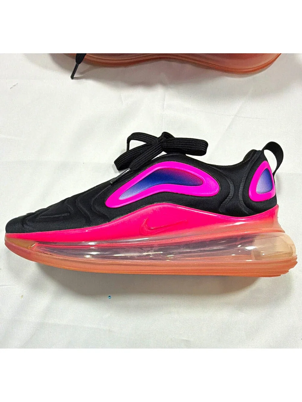 Nike Air Max 720  4Y low Top Lace Up Athletic Sneaker Black/Pink Rubber Sole